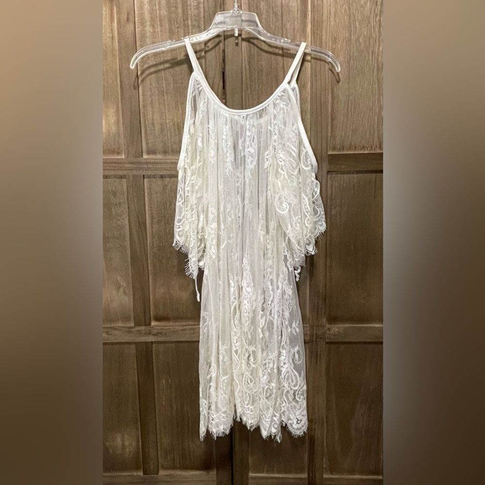 EUC Beautiful lace cut out shoulder swimsuit coverup